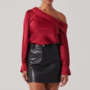 ASTR the Label One-Shoulder
Satin Top